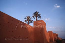 Image du Maroc Professionnelle de  Les remparts de Marrakech sont construits entièrement en pisé selon une technique séculaire par l'Almoravide Ali Ben Youssef au début de XIIème siècle pour se protéger des attaques extérieures. cette muraille s' étend sur dix-neuf kilomètres et atteint par endroit près de huit mètres de hauteur, Mardi 19 Août 1997. ((Photo / Abdeljalil Bounhar) 